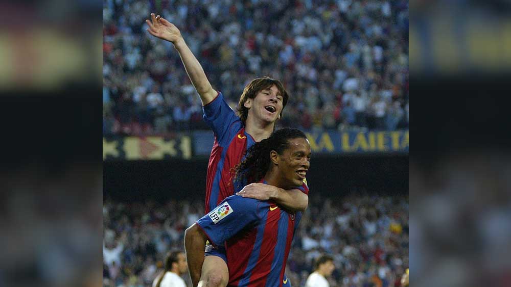 মেসিকে সিনিয়র দলে তুলে আনতে মুখ্য ভূমিকা নিয়েছিলেন রোনাল্ডিনহো। মেসির প্রথম গোলের পাসও তাঁর পাস থেকেই। দু’জনে ক্লাবের অবিচ্ছেদ্য অঙ্গ ছিলেন। 