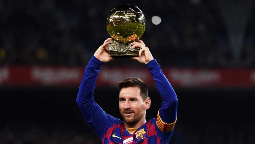 ২০০৯ সালে প্রথম ব্যালন ডি’ওর জেতেন মেসি। এই খেতাব তিনি কেরিয়ারে আরও ছ’বার জিতেছেন। ফিফার বর্ষসেরা পুরস্কার জিতেছেন পাঁচ বার। এ ছাড়া আরও নানা ব্যক্তিগত পুরস্কারে বর্ণময় হয়ে রয়েছে তাঁর কেরিয়ার।