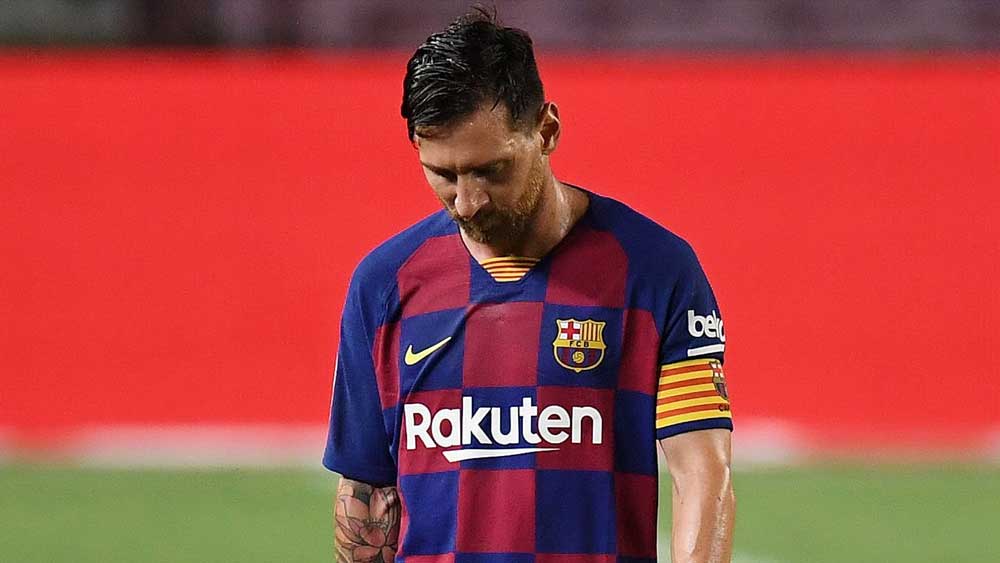 ২০২০-র অগস্টে গোটা বিশ্বকে কাঁপিয়ে বার্সেলোনা ছাড়ার কথা ঘোষণা করেন মেসি। তৎকালীন প্রেসিডেন্ট জোসেপ মারিয়া বার্তোমিউয়ের সঙ্গে বিবাদই ছিল অন্যতম কারণ। কিন্তু আইনি জটিলতায় সে কাজ করতে পারেননি। বাধ্য হয়ে ক্লাবে থেকে যান।