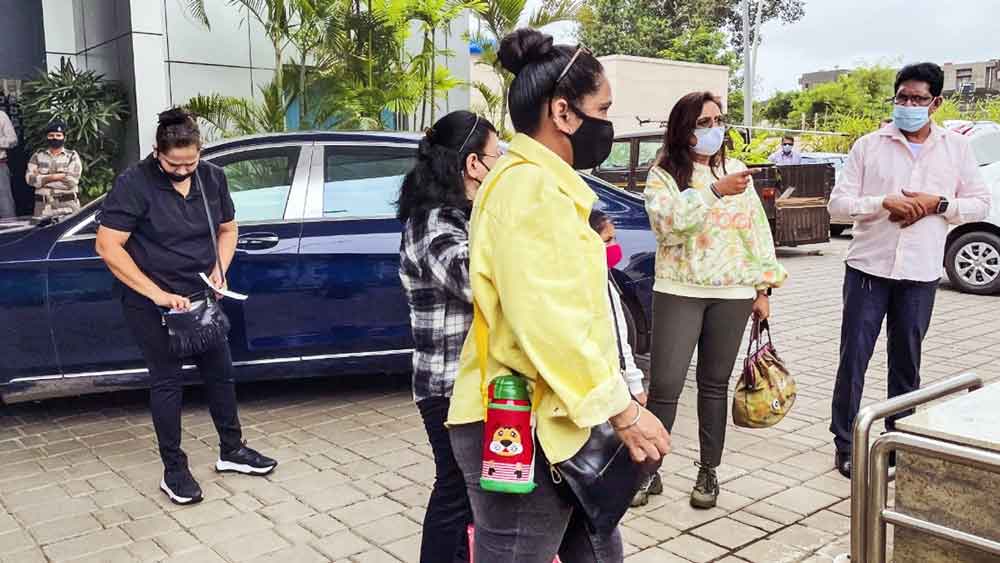 নরওয়ের উদ্দেশে যাত্রাশুরু রানির। কাঁধে মেয়ের জলের বোতল