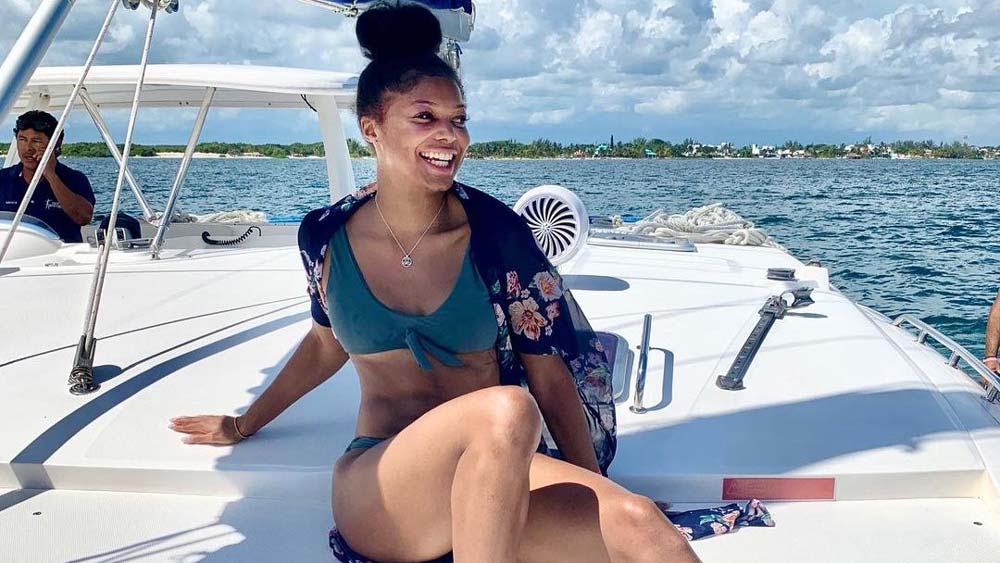 ১৯৯৬ সালে জর্জিয়ার আটলান্টায় জন্ম গ্যাবির। তাঁর পুরো নাম গ্যাব্রিয়েল টমাস। অলিম্পিক্সের দৌড়ে বারবার বাধার মুখোমুখি হতে হয়েছে তাঁকে। কখনও অসুখে পড়েছেন তো কখনও অলিম্পিক্সে যোগ্যতা প্রমাণ পর্বেই পরাজিত হয়েছেন। নাছোড় গ্যাবি সমস্ত বাধা জয় করে নিয়েছেন।