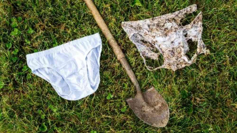 ১০০ শতাংশ সুতির অন্তর্বাস কৃষকরা পুঁতে দিচ্ছেন মাটিতে। 