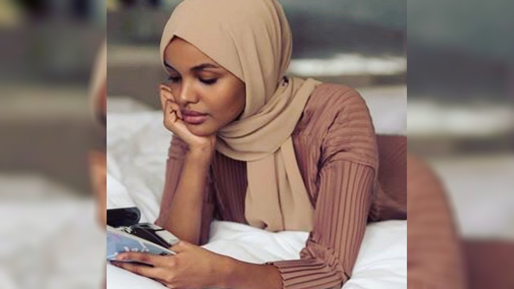 খোলামেলা পোশাক পরাই কি সাহসিকতার পরিচয়? না, সাহসিকতার সঙ্গে অন্য ভাবে পরিচয় করাচ্ছেন হালিমা আদেন। আপাদমস্তক ঢেকে র‌্যাম্পে হেঁটে।