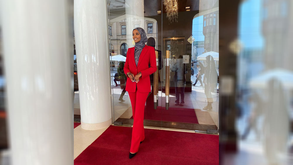 হালিমা হিজাব পরে র‌্যাম্পে হাঁটা বিশ্বের প্রথম সুপারমডেল। মডেলিংকে যেখানে খোলামেলা পোশাকের সমার্থক হিসাবে ভাবা হয়, সেই ধারণা ভেঙে ফেলেছেন হালিমা। শুধুমাত্র মুখ এবং হাত-পায়ের তালু অনাবৃত রেখে র‌্যাম্পে হাঁটেন তিনি।