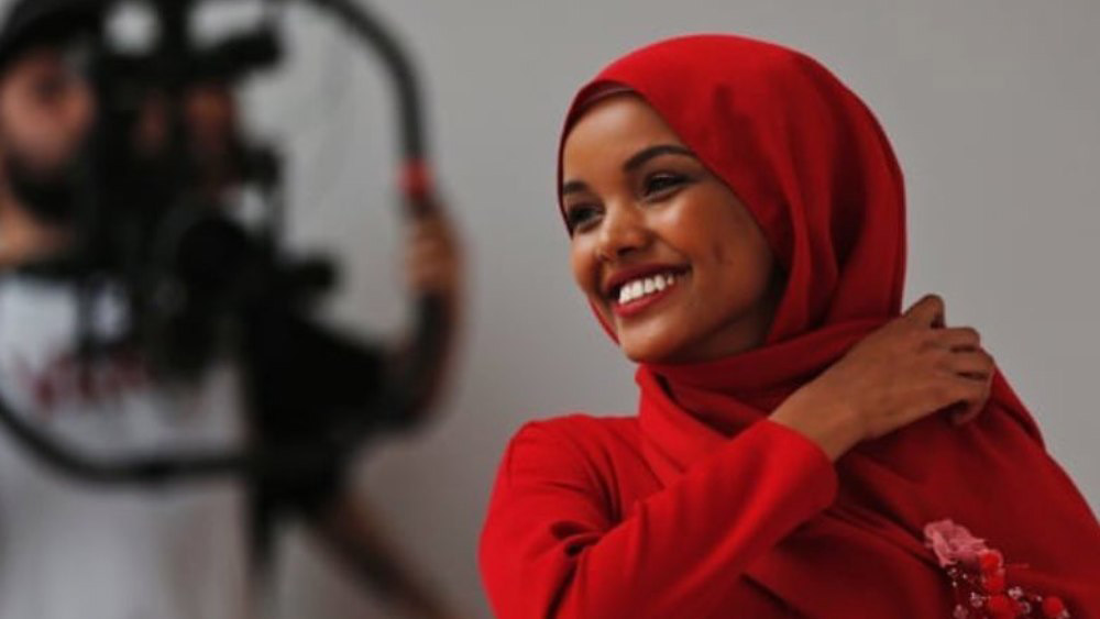 ২০১৬ সালে প্রথম বার বিশ্বের দৃষ্টি আকর্ষণ করেন হালিমা। মাথায় হিজাব এবং গায়ে বুরকিনি চাপিয়ে ‘মিস মিনেসোটা ইউএসএ’ প্রতিযোগিতায় যখন র‌্যাম্পে হেঁটে আসছিলেন তিনি, তাঁকে দেখে চমকে গিয়েছিলেন বিচারকরা।