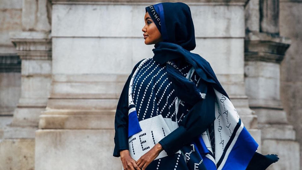 খোলামেলা মডেলদের ভিড়ে সেই প্রথম সর্বাঙ্গ ঢাকা মডেল দেখেছিলেন বিচারকেরা। সেই প্রথম মডেলিং ইন্ডাস্ট্রির পোশাক-ধারণায় হাতুড়ির ঘা পড়েছিল। না, ওই এক দিনেই ইন্ডাস্ট্রির মানসিকতা বদলাতে পারেননি হালিমা কিন্তু শুরুটা করে ফেলেছিলেন।