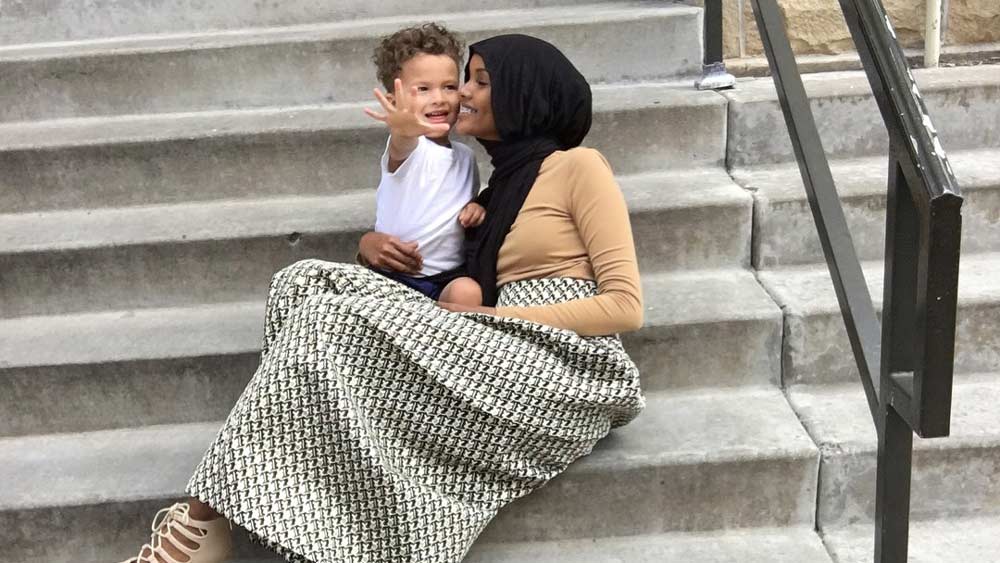 কেনিয়ার শরণার্থী শিবিরে জন্ম হালিমার। মা-বাবা দু’জনেই সোমালিয়ার নাগরিক। ছ’বছর বয়সে মা-বাবার সঙ্গে আমেরিকায় চলে এসেছিলেন হালিমা।