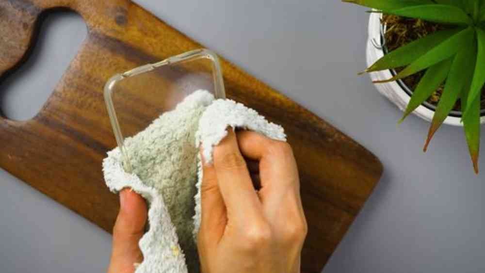 পিছনের কভারের খাঁজে থাকে প্রচুর জীবাণু।