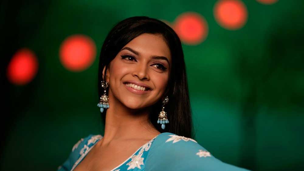 এই দুই অভিনেত্রীর মধ্যে মিল বিস্তর। দু’জনের প্রথম ছবি ২০০৭ সালে একই দিনে বড় পর্দায় মুক্তি পায়। ফারহা খানের পরিচালনায় ‘ওম শান্তি ওম’ ছবিতে আত্মপ্রকাশ করেছিলেন দীপিকা। প্রথম ছবিতেই বিপরীতে পেয়েছিলেন শাহরুখ খানকে।