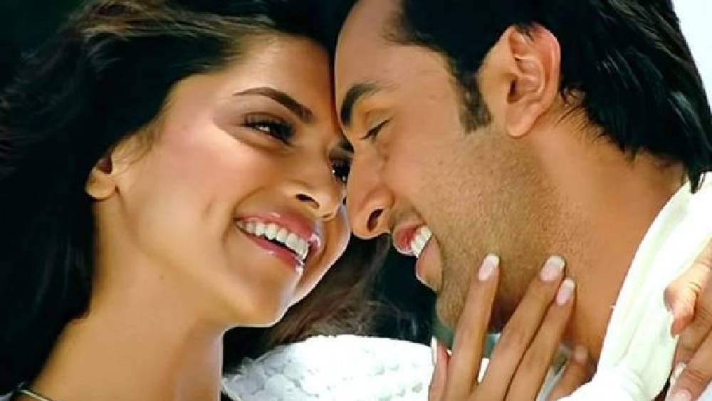 সেই সময়কার নতুন দুই নায়িকার বক্স অফিসের প্রতিদ্বন্দ্বিতার জল গড়ায় ব্যক্তিগত জীবনে। কারণ রণবীর কপূর। শোনা যেত, প্রথম নায়িকা অর্থাৎ সোনমের সঙ্গে এক সময় সম্পর্কে জড়িয়েছিলেন রণবীর। কিন্তু দুই তারকা-সন্তানের প্রেম দীর্ঘস্থায়ী হয়নি। এর পরেই নাকি দ্বিতীয় ছবি ‘বচনা অ্যায় হসিনো’-র সহ-অভিনেত্রী দীপিকার প্রেমে পড়েন তিনি।