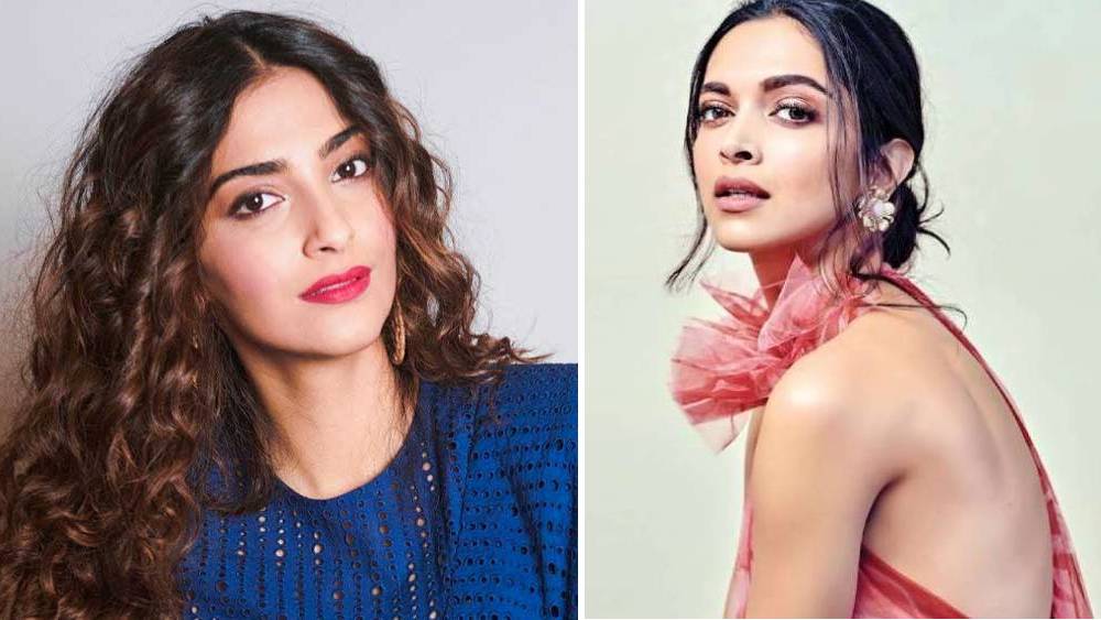 সুযোগ বুঝে রণবীরের দুই প্রাক্তনকে নিজের অনুষ্ঠানে একসঙ্গে আসার আমন্ত্রণ জানিয়েছিলেন কর্ণ। দীপিকা এবং সোনমও লুফে নিয়েছিলেন সেই সুযোগ। জুটি বেঁধে উপস্থিত হয়েছিলেন কর্ণের নানা বিতর্কিত প্রশ্নের মুখোমুখি হতে।