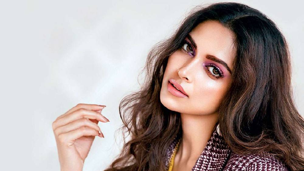 অনুষ্ঠানে কর্ণ দীপিকাকে প্রশ্ন করেন, প্রাক্তন রণবীরকে তিনি কী পরামর্শ দিতে চান? উত্তর দিতে সময় নেননি দীপিকা। কর্ণের প্রশ্নবাণের মুখোমুখি হওয়ার আগাম প্রস্তুতি নিয়েই মাঠে নেমেছিলেন অভিনেত্রী। প্রাক্তন প্রেমিককে কন্ডোমের বিজ্ঞাপন করার পরামর্শ দিয়েছিলেন তিনি।