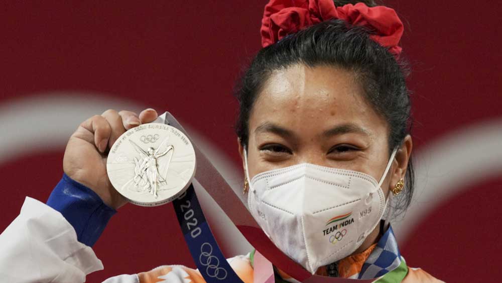 এ বার ভারতকে প্রথম পদক এনে দেন মীরাবাই চানু। ২৪ জুলাই ভারোত্তোলনে মহিলাদের ৪৯ কেজি বিভাগে রুপো জেতেন তিনি।