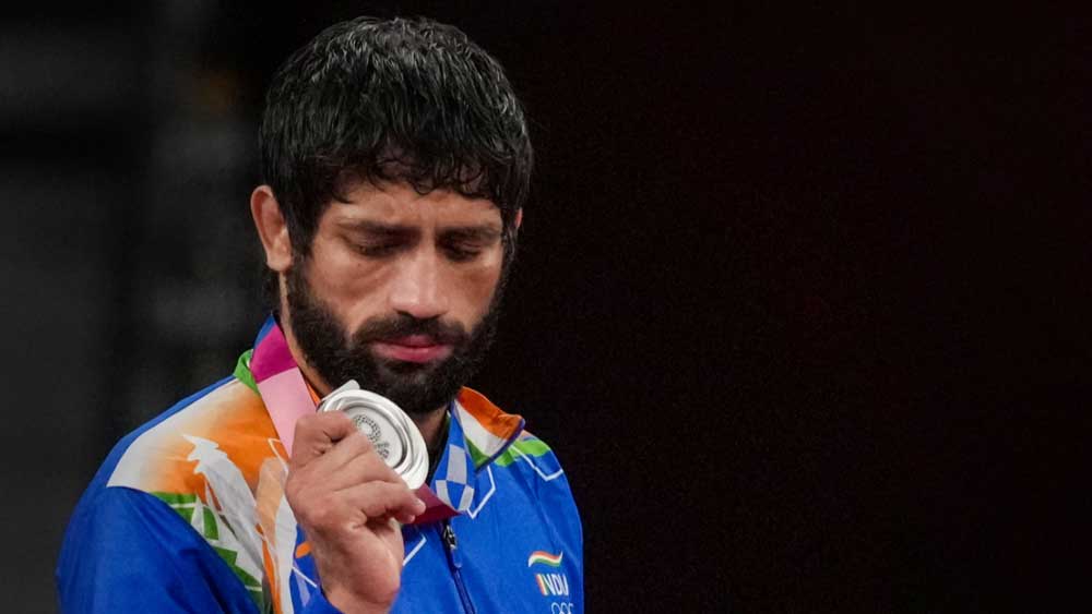 কুস্তিতে ভারতকে প্রথম পদক এনে দেন রবি কুমার দাহিয়া। তিনি ৫৭ কেজি ফ্রিস্টাইলে রুপো জেতেন।