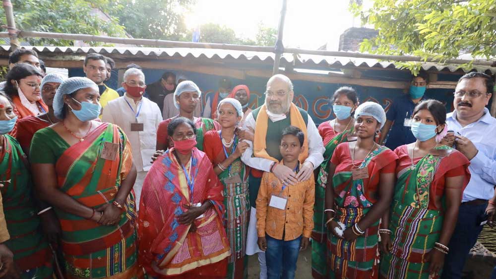 বিভীষণের পরিবারের সকলের সঙ্গে ছবি তুলেছিলেন অমিত শাহ।