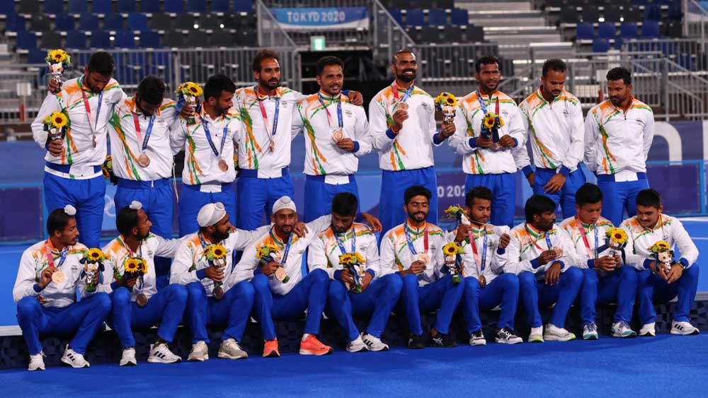 একই দিনে পুরুষদের হকিতে ব্রোঞ্জ পায় ভারত। ৪১ বছর পরে অলিম্পিক্সে হকিতে পদক জেতে ভারত।