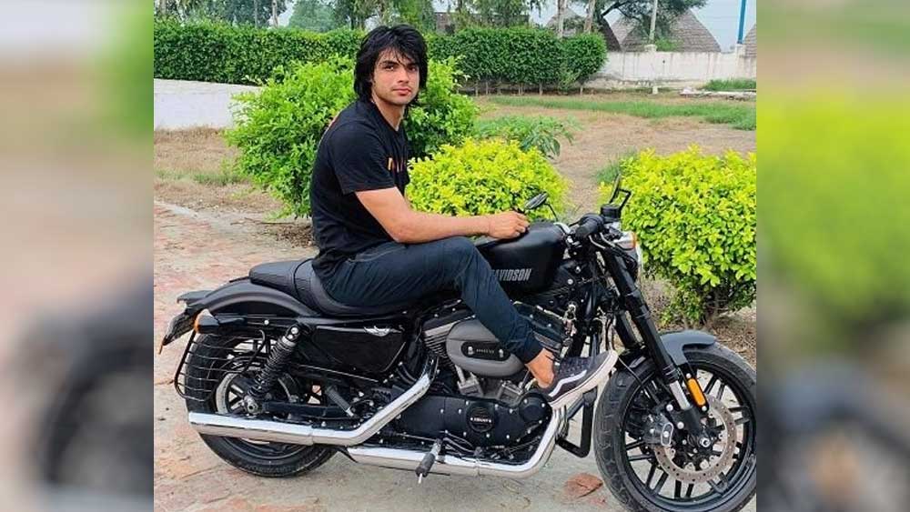 বাইকে চড়ে ঘুরতে ভালবাসেন। হার্লে ডেভিডসন মোটরবাইক রয়েছে। জীব-জন্তু খুব প্রিয়। মাঝেমধ্যেই নেট মাধ্যমে তাদের নিয়ে ছবি দেন।