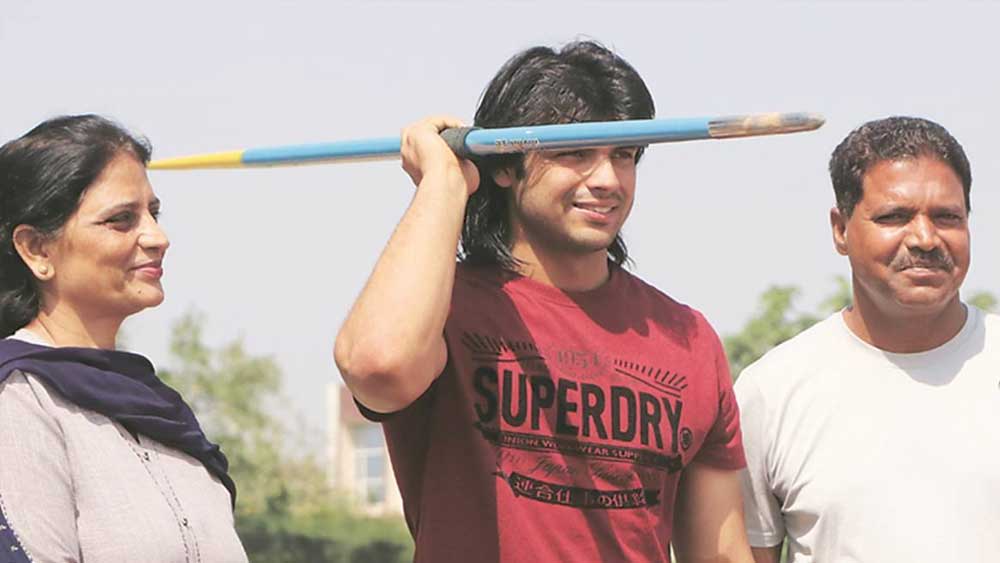 বাবা সতীশ কুমার চোপড়া কৃষক। মা সরোজ দেবী। বোন সঙ্গীতা ও সরিতা। যৌথ পরিবারে থাকেন। মোট ১৭ জন সদস্য।