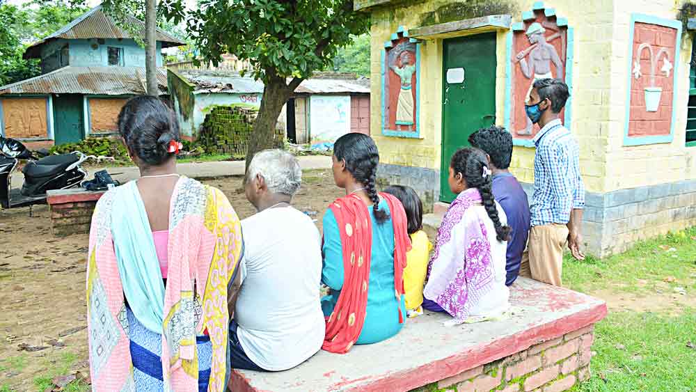 একঘরে হওয়া ওই পরিবারের সদস্যরা। বোলপুর। 