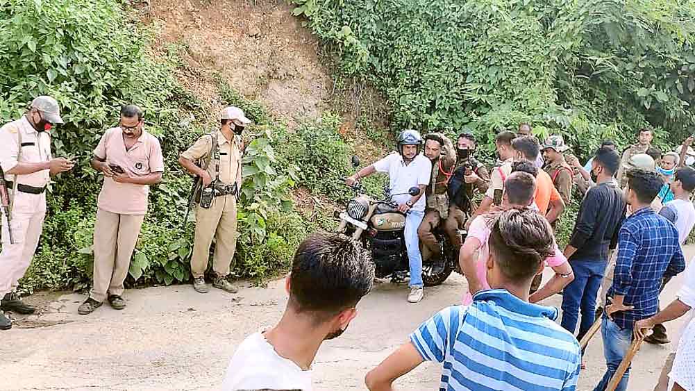 অশান্ত: বাইকে তুলে জখম জওয়ানদের হাসপাতালে নিয়ে যাচ্ছেন রিন্টু চাকমা। মূল ছবি, সীমানার মিজোরামের দিকে প্রহরায় পুলিশ ও গ্রামবাসীরা।