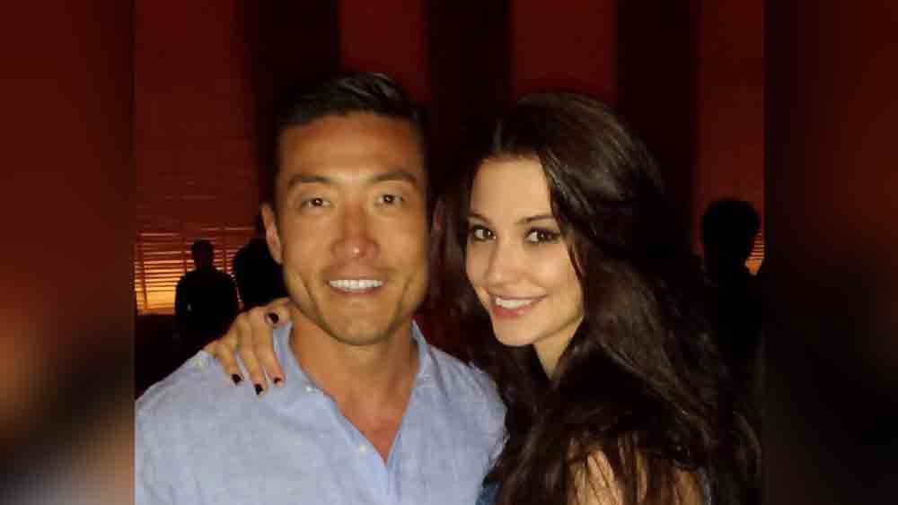 একধারে মারকাটারি সুন্দরী, তার উপর ক্ষুরধার বুদ্ধি। প্রথম সাক্ষাতেই মন দেওয়া নেওয়া হয়ে গিয়েছিল। গাঁটছড়া বাঁধতেও সময় নেননি। কিন্তু সংসারের বৃত্তের বাইরে আলো আঁধারি জগতে যে স্ত্রীর আনাগোনা, সাড়ে পাঁচ বছর সংসার করেও টের পাননি স্বামী। টেরে পেতেই ‘ছলনাময়ী’ স্ত্রীকে আদালতে নিয়ে গেলেন তিনি।