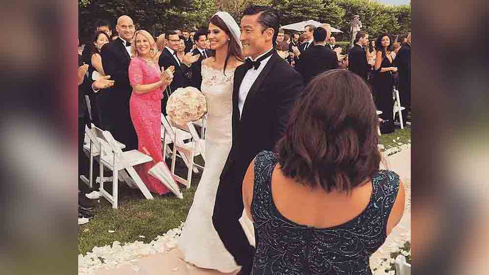 চিকিৎসক হিসেবে আমেরিকার অভিজাত মহলে বেশ নামডাক রয়েছে হান জো কিমের। ২০১৫ সালে মিস কানেটিকাট সৌন্দর্য প্রতিযোগিতার বিজয়িনী রেজিনা টার্নারকে বিয়ে করেন তিনি। ম্যানহাটনের বিলাসবহুল অ্যাপার্টমেন্টে সংসার পেতেছিলেন দু’জনে। হেসে খেলেই প্রায় ছ’বছর একসঙ্গে কাটিয়ে ফেলেন। কিন্তু জুলাই মাসে আচমকাই তাঁদের বিচ্ছেদে আইনি সিলমোহর পড়ে যায়।