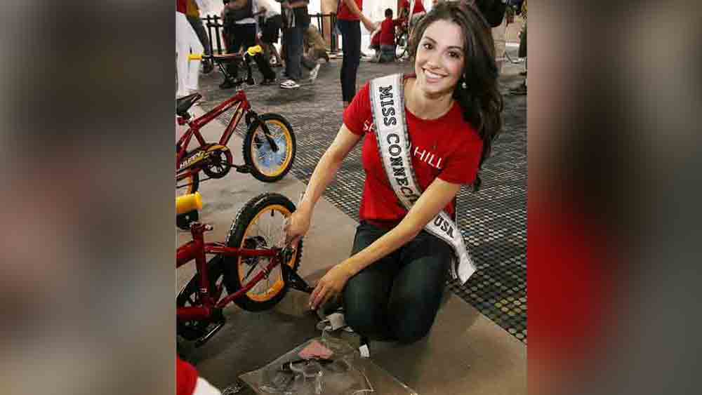 আদালতে জমা দেওয়া নথিতে স্ত্রীকে ‘ছলনাময়ী’ এবং ‘জালিয়াত’ বলে উল্লেখ করেছেন হান। তাঁর অভিযোগ, নিজের জীবন নিয়ে আগাগোডা় মিথ্যা বলে এসেছেন রেজিনা। কানেটিকাট বিশ্ববিদ্যালয় থেকে বিজ্ঞান নিয়ে পড়াশোনা করেছেন বলে তাঁকে জানিয়েছিলেন রেজিনা। কিন্তু আসলে হাইস্কুলও পাশ করেননি তিনি।