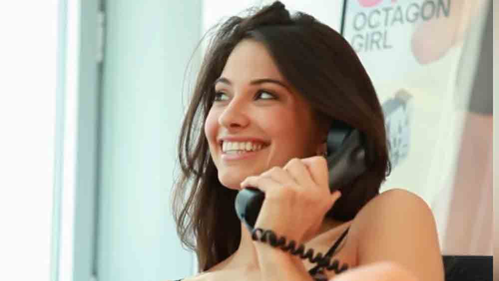 হান জানিয়েছেন, অন্য পুরুষের সঙ্গে ফোনে স্ত্রীর যৌন উত্তেজনামূলক মেসেজে প্রথমে সন্দেহ হয় তাঁর। তাতে ঘনিষ্ঠ মুহূর্ত নিয়ে আলোচনা করতে দেখেন দু’জনকে। স্ত্রীর গ্রাহকের তালিকায় নিউ ইয়র্কের ধনী রিয়েল এস্টেট ব্যবসায়ী, নামী আলোকসজ্জা শিল্পীরা ছিলেন বলেও জানিয়েছেন হান। তাঁর দাবি, বিভিন্ন অ্যাকাউন্ট থেকে রেজিনার অ্যাকাউন্টে প্রায়শই ২ হাজার ডলারের (প্রায় দেড় লক্ষ টাকা) চেক জমা পড়ত।