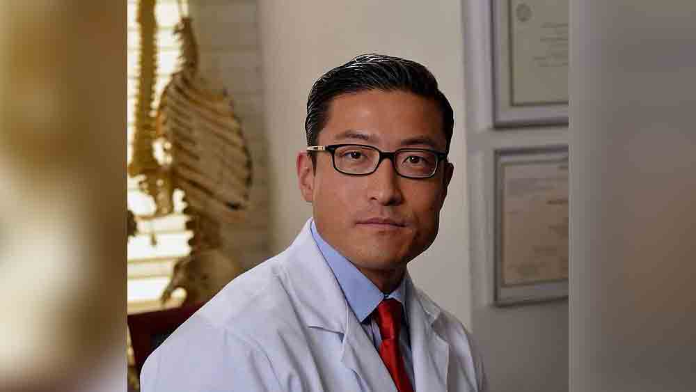 আমেরিকার সংবাদমাধ্যমে প্রকাশিত পরিসংখ্যান অনুযায়ী, শুধুমাত্র ২০১৮ সালেই মেরুদণ্ডে অস্ত্রোপচার করে প্রায় ৩২ লক্ষ ডলার রোজগার করেন কিম, ভারতীয় মুদ্রায় যা প্রায় ২৩ কোটি টাকা। আমেরিকার অন্যতম প্রসিদ্ধ এবং ধনী চিকিৎসক তিনি।