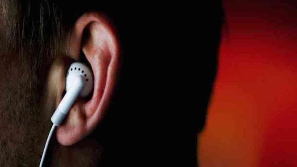 মস্তিষ্কের ক্ষতি হয় ইয়ারফোনের কারণে। 