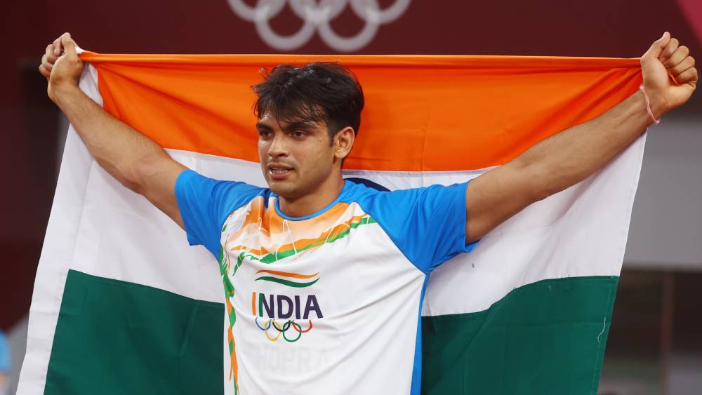 ইতিহাস গড়ার পর জাতীয় পতাকা জড়িয়ে সেলিব্রেশন করছেন নীরজ। ফাইল চিত্র