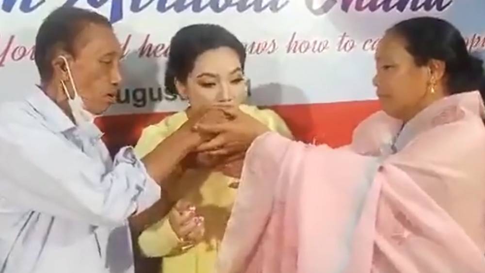 চানুকে কেক খাইয়ে দেন তাঁর মা বাবাও 