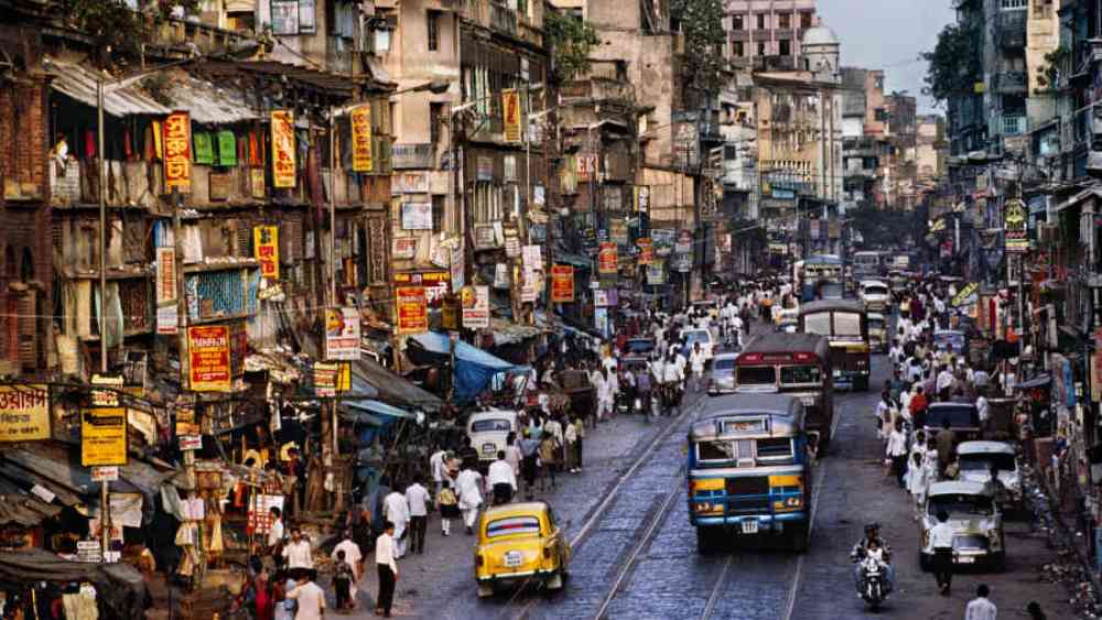 ভিড়ে কমে অবসাদ, বলছে গবেষণা