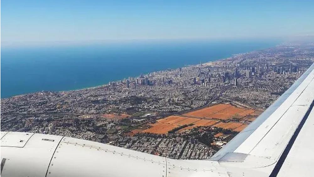 গোপনীয়তা বজায় রাখতে বিমানের গায়ে লোগোর ব্যবহার বন্ধ করে দেয়। এমনকি এই সংস্থার কোনও ওয়েবসাইটও ছিল না। ফলে কোনও যাত্রী যদি কায়রো থেকে তেল আভিভ যাওয়ার জন্য অনলাইনে টিকিট কাটতে উদ্যোগী হতেন, তাহলে তিনি খুবই সমস্যায় পড়তেন। কারণ তন্ন তন্ন করে খুঁজেও কায়রো থেকে তেল আভিভ যাওয়ার সরাসরি এই একটিমাত্র বিমান এয়ার সিনাইয়ের কোনও ওয়েবসাইট তিনি খুঁজে পেতেন না।