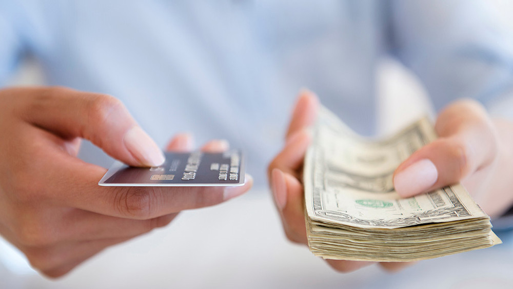 এরপরই নির্দিষ্ট ঠিকানায় টাকা দিতে হত যাত্রীকে। এখানেও গোপনীয়তা বজায় রাখতে ক্রেডিট কিংবা ডেবিটের মতো কোনও কার্ড ব্যবহার করা যেত না। শুধুমাত্র নগদেই সেই টাকা দিতে হত যাত্রীকে। এই গোপনীয়তার কারণে যাত্রীদের মধ্যে একটি অনিশ্চয়তাও কাজ করত। তাঁরা ঠিক জায়গায় টাকা দিলেন কি না, তা বিমানের ওঠার আগে পর্যন্ত নিশ্চিত হতে পারতেন না।