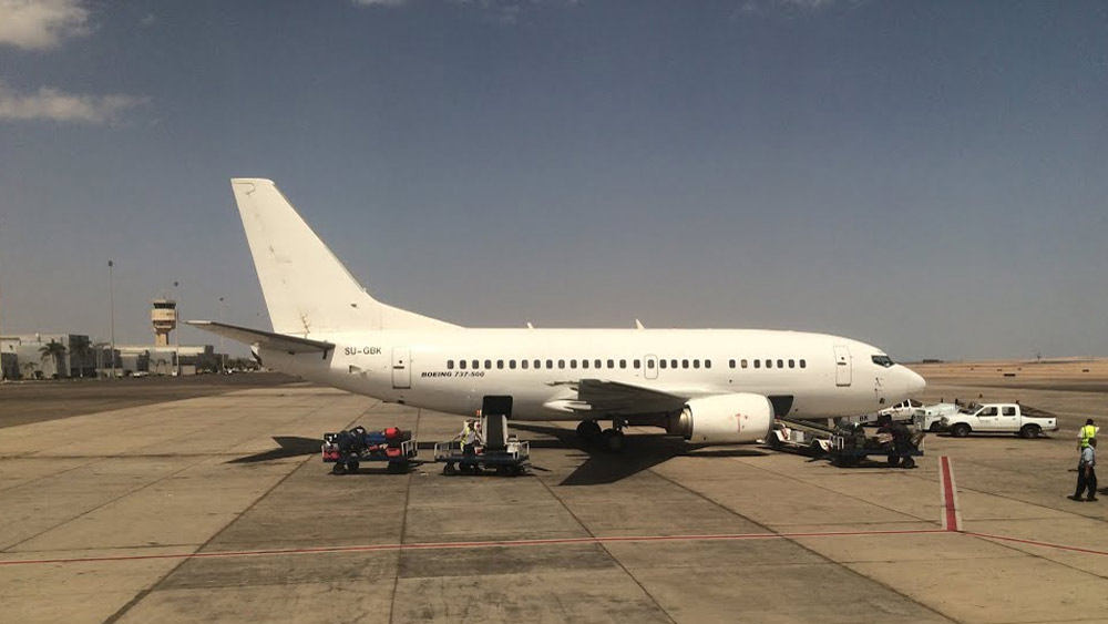 ফ্লাইএয়ারসিনাই.কম যদিও সরাসরি এয়ার সিনাইয়ের ওয়েবসাইট নয়। একটি থার্ড পার্টি ট্র্যাভেল এজেন্সি যাত্রীদের সুবিধার্থে এই ওয়েবসাইটটি বানিয়েছে। ফলে ঘরে-বাইরের চাপ সামলাতে আজও যাত্রীদের কায়রো থেকে তেল আভিভ উড়িয়ে নিয়ে যায় মিশরের এই ‘অস্তিত্বহীন’ বিমান।