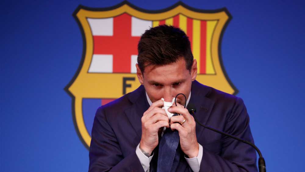 রবিবার বার্সেলোনার সময় দুপুর ১২টায় সাংবাদিক বৈঠক শুরু হয় মেসির। সাংবাদিক সম্মেলনে ঢোকার পরে তিনি আর নিজেকে সামলাতে পারেননি। কেঁদে ফেলেন।