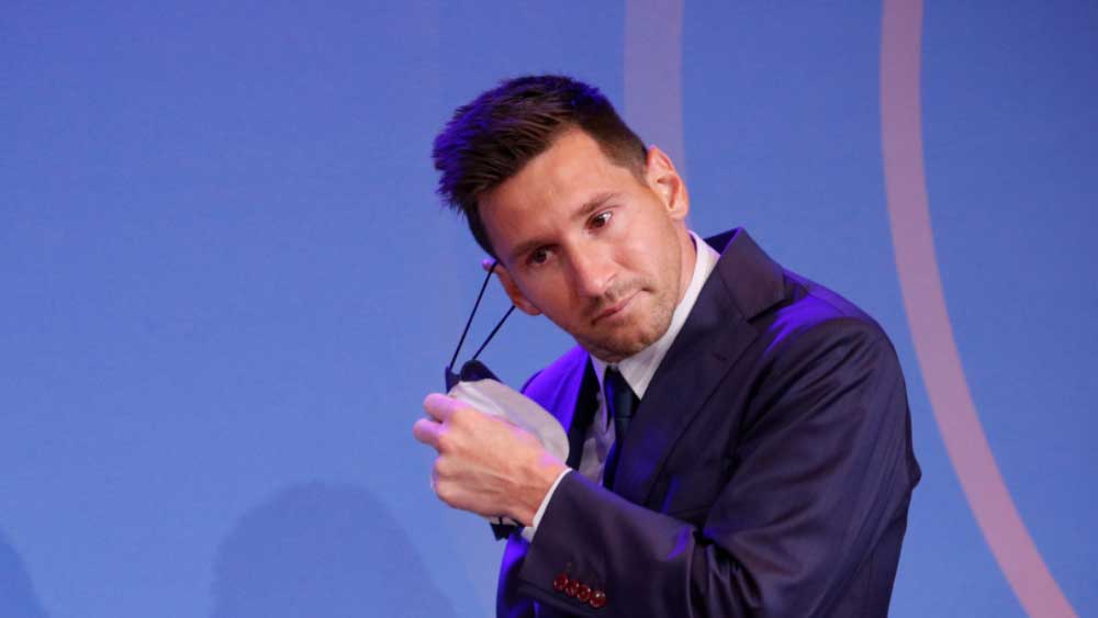 মাইকের সামনে দাঁড়িয়ে তখনও কিছু বলেননি। তার আগেই চোখ থেকে জল বেরিয়ে আসে। মাস্ক খুলে দু’চোখ মুছতে থাকেন।