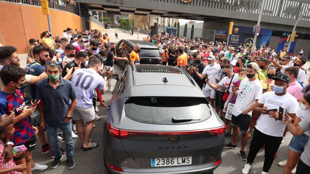 রবিবার মেসি যখন ক্যাম্প ন্যুতে এই বিদায়ী ভাষণ দিচ্ছেন, তখন বাইরে অসংখ্য সমর্থক। মেসির নাম লেখা জার্সি পরে নায়ককে বিদায় জানাতে এসেছিলেন তাঁরা।