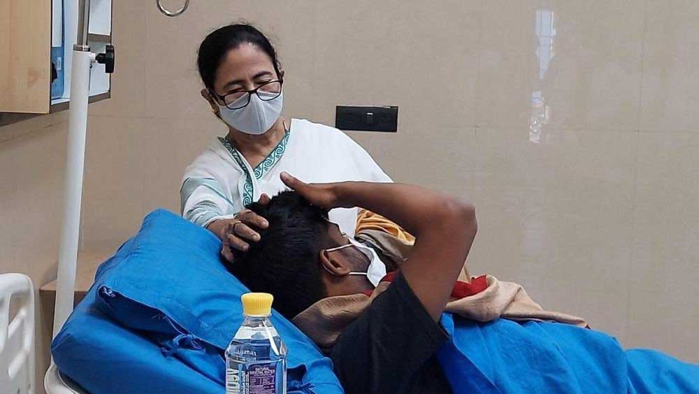 আহত ছাত্রনেতাকে দেখতে উডবার্ন ওয়ার্ডে মমতা বন্দ্যোপাধ্যায়।