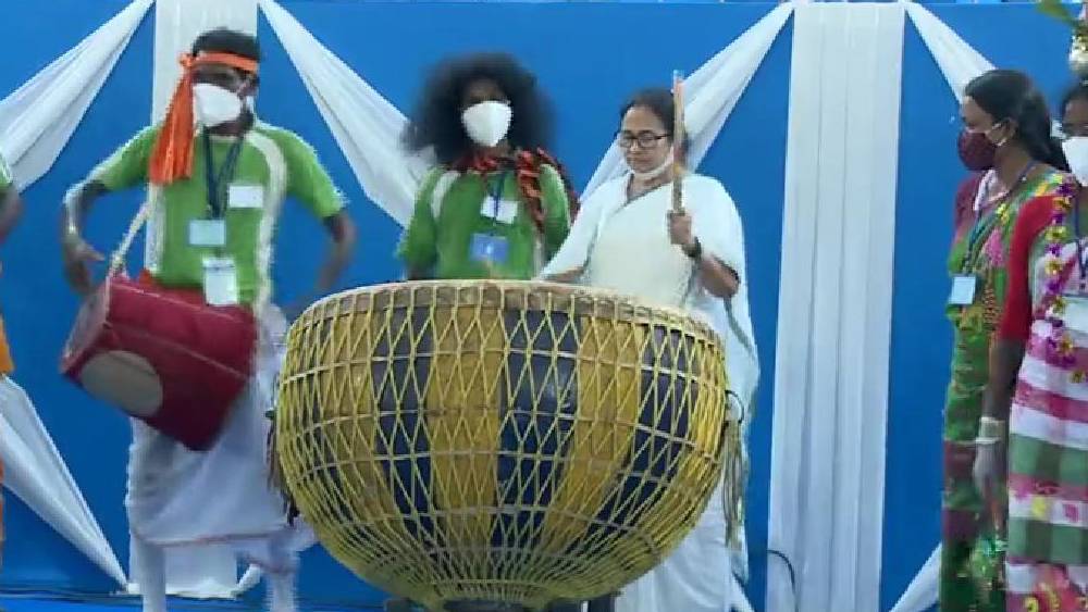 ধামসা বাজাচ্ছেন মমতা 