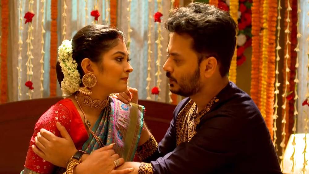 উত্তেজনা তুঙ্গে ওঠে ‘রাজমা’-র ফুলশয্যার দৃশ্য সম্প্রচারিত হলে। দু’জনের ঘনিষ্ঠ দৃশ্যে উত্তাল নেটপাড়া।