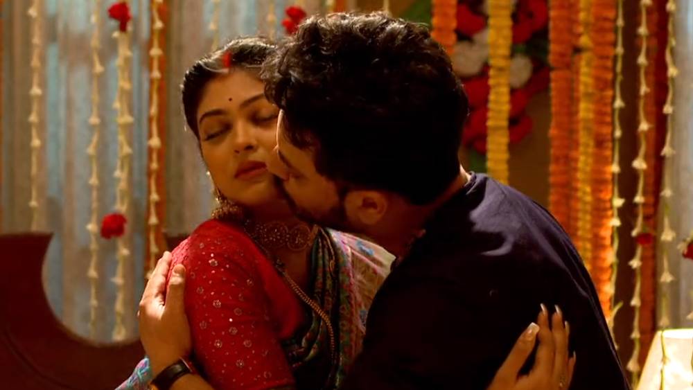 কেউ কেউ আবার নীতিপুলিশি করেছেন নির্দিষ্ট সেই দৃশ্য নিয়ে। রাজার ভূমিকায় রাহুল অরুণোদয় বন্দ্যোপাধ্যায় যদিও মনে করেন, পর্দায় ঘনিষ্ঠ দৃশ্য নিয়ে 'গেল গেল' রব তোলার কিছু নেই। এর আগেও এমন দৃশ্যে অভিনয় করেছেন তিনি।