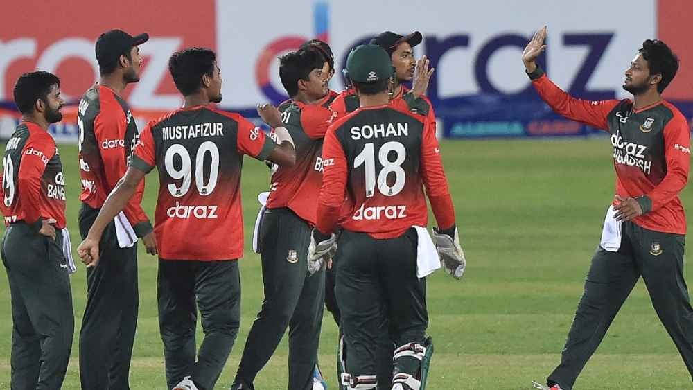 মাত্র ৯ রানে ৪ উইকেট নেওয়ার পর শাকিবকে অভিনন্দন জানাচ্ছেন সতীর্থরা। ছবি - টুইটার 