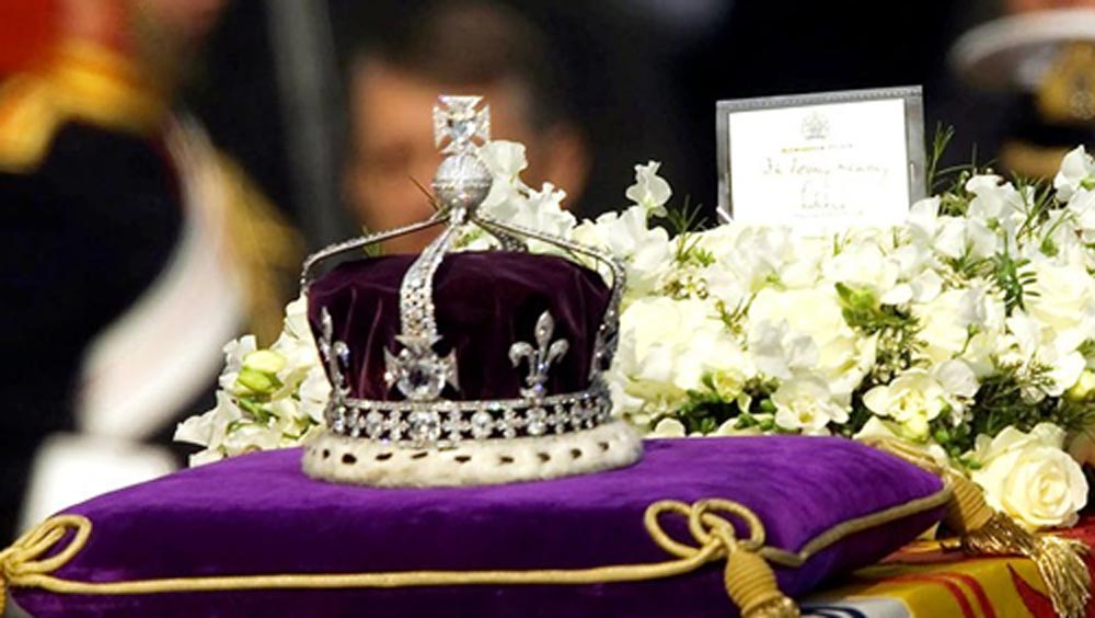 ১৮৪৯ সালে ভারতে ইস্ট-ইন্ডিয়া কোম্পানি এ দেশে ঘাঁটি গড়লে রানি ভিক্টোরিয়াকে এই হিরেটি নাকি উপহার হিসাবে দিয়েছিলেন সম্রাট নিজেই। পরবর্তীকালে এই হিরে দেশে ফেরানোর অনেক চেষ্টা হয়েছে। কিন্তু তাতে লাভ হয়নি। লন্ডনের জুয়েল হাউসে সেটি রয়েছে।