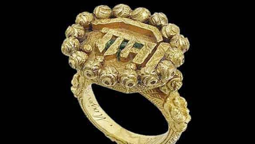 পরে তরোয়াল ভারতকে ফিরিয়ে দিয়েছিল তারা। কিন্তু আংটি ফেরায়নি। ২০১৪ সালে সেই আংটি নিলাম করে দেয় ব্রিটিশরা। তাতে দাম উঠেছিল সাড়ে এক লক্ষ ৪৫ হাজার পাউন্ড। আংটির উপরে দেবনগরী ভাষায় ‘রাম’ লেখা ছিল।