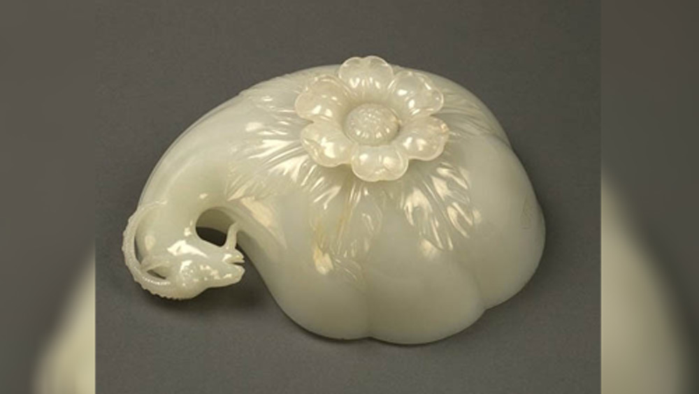 শাহজাহানের সুরাপাত্র: দুধ সাদা এই পাত্রেই নাকি সুরাপান করতেন শাহজাহান। ১৯ শতকে ব্রিটিশ সেনাপ্রধান চার্লস সেটন গুথরি এটি চুরি করে নিয়েছিলেন। তার পর থেকে লন্ডনের ভিক্টোরিয়া এবং অ্যালবার্ট জাদুঘরে ভাগাভাগি করে রাখা রয়েছে এটি।