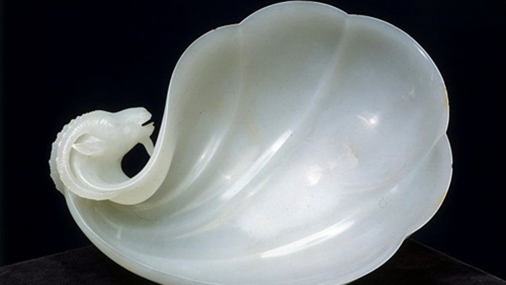 শাহজাহানের পছন্দের এই পাত্রটিতে ছাগলের মুখ, শিং এবং পদ্মপাতার নকশা খোদাই করা রয়েছে।