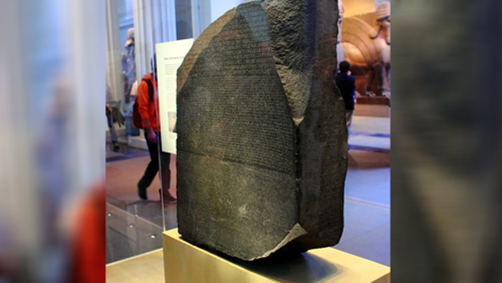 রসেটা স্টোন: কালো রঙের এই ব্যাসাল্ট শিলার উচ্চতা ১১৪ সেন্টিমিটার এবং চওড়া ৭২ সেন্টিমিটার। ১৯৬ খ্রিস্ট পূর্বাব্দে মিশরের ফারাওদের সম্পত্তি ছিল এই শিলা। এর উপর তিন মিশরীয় হরফে অনেক কিছু লেখা রয়েছে।