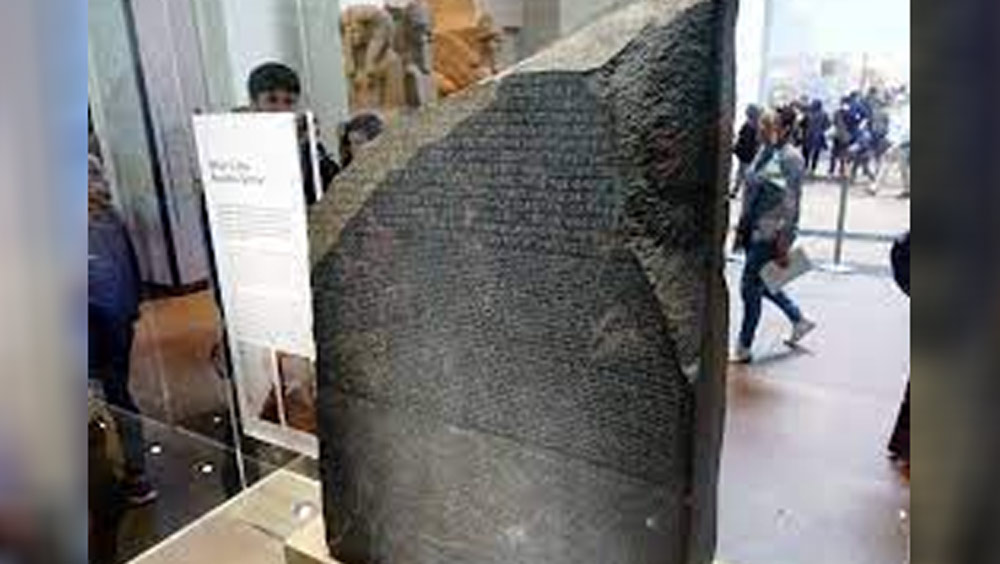 মিশরীয়দের কাছ থেকে প্রথমে নেপোলিয়ান বোনাপার্ট এটি ছিনিয়ে নিয়েছিলেন। তার পর ১৮০০ সালে ব্রিটিশদের কাছে পরাজিত হলে এটি তাদের দখলে চলে আসে। এটি আজও লন্ডনের ব্রিটিশ জাদুঘরের শোভা বাড়াচ্ছে।